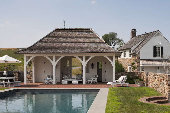 Идея дизайна: огромный спортивный, прямоугольный бассейн на заднем дворе в классическом стиле с домиком у бассейна и мощением клинкерной брусчаткой