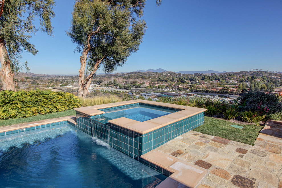 Стильный дизайн: прямоугольный бассейн среднего размера на заднем дворе в средиземноморском стиле с джакузи и покрытием из каменной брусчатки - последний тренд