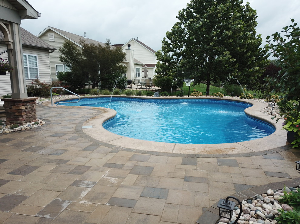 Foto di una piscina minimal personalizzata di medie dimensioni e dietro casa con cemento stampato