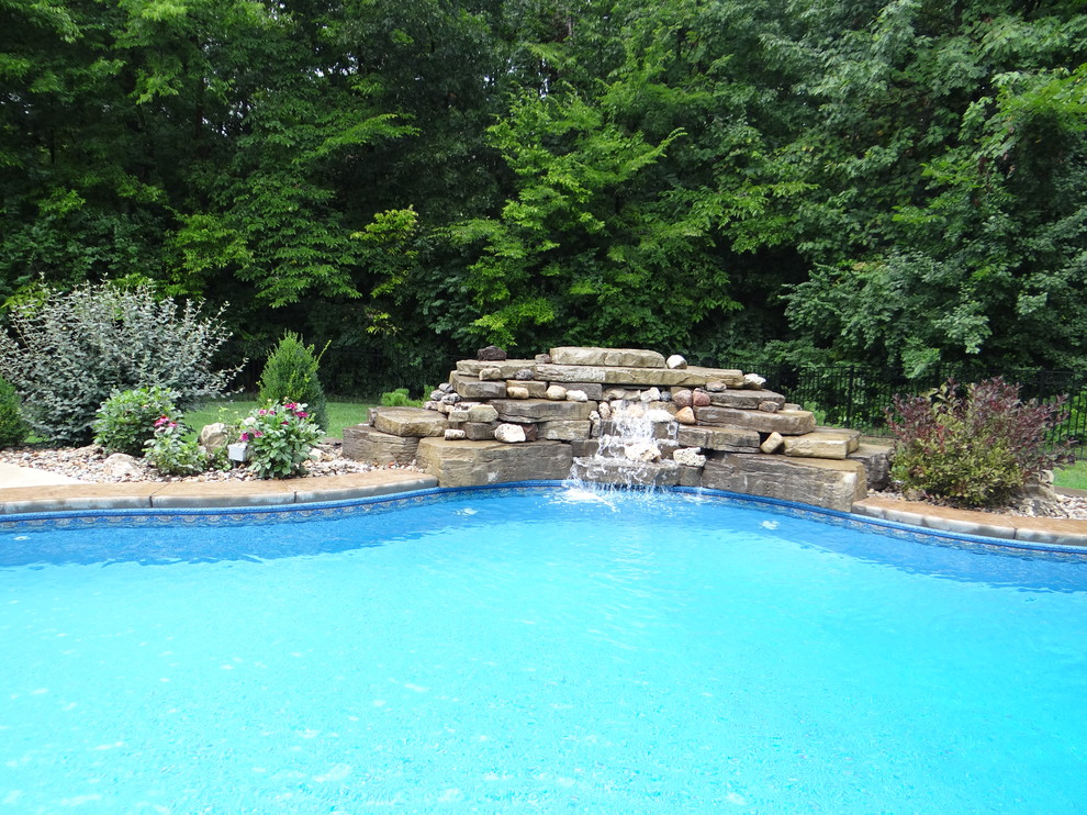 Mittelgroßer Klassischer Schwimmteich hinter dem Haus in individueller Form mit Wasserspiel und Stempelbeton in St. Louis