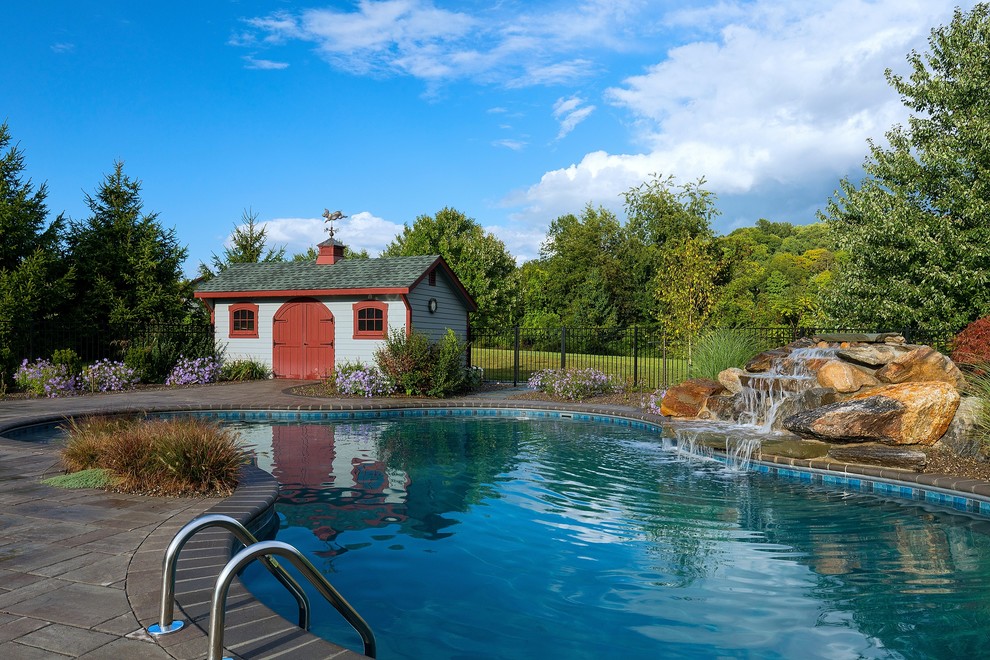 Стильный дизайн: большой бассейн произвольной формы на заднем дворе в классическом стиле с фонтаном и покрытием из каменной брусчатки - последний тренд