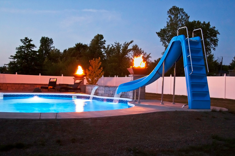 Esempio di una grande piscina con cemento stampato