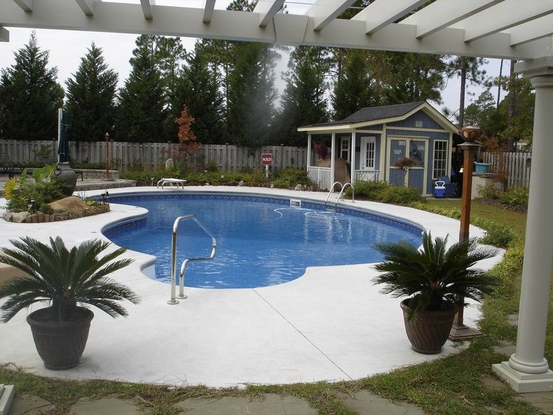 Diseño de piscina clásica de tamaño medio a medida en patio trasero
