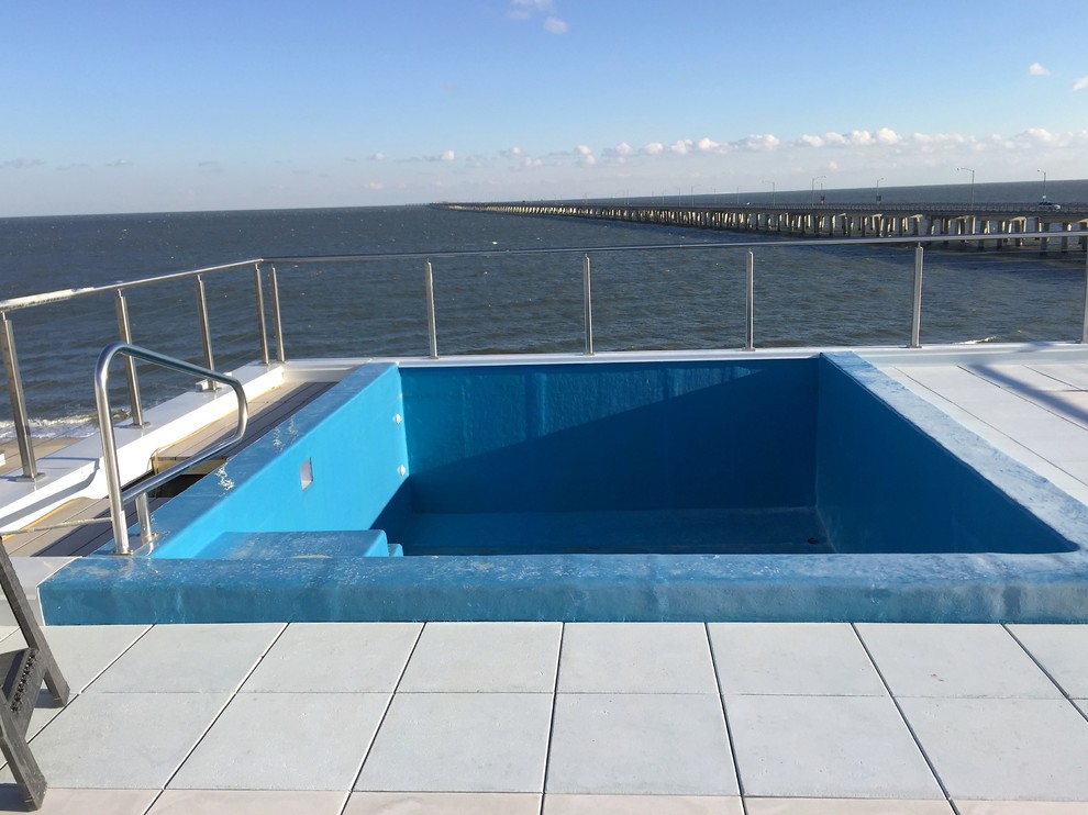 Ispirazione per una piccola piscina naturale costiera personalizzata sul tetto