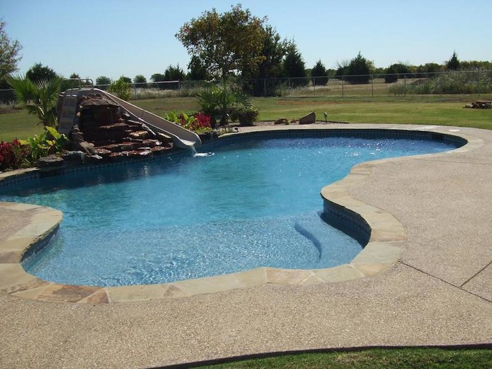 Modelo de piscina con fuente moderna grande a medida en patio trasero