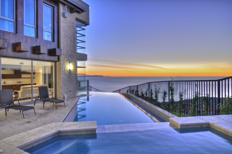Contemporary infinity swimming pool in Los Angeles.