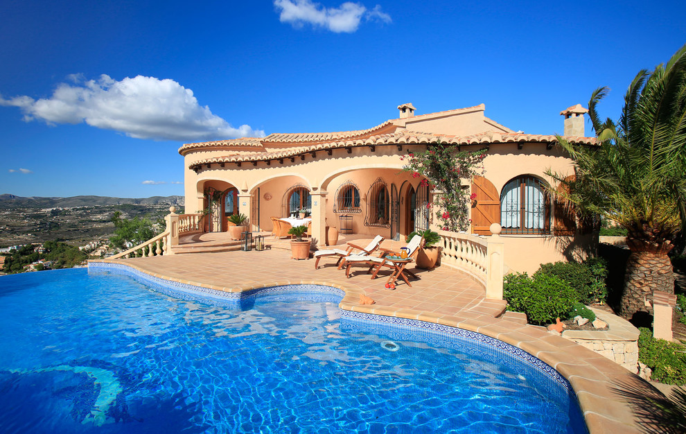 Modelo de piscina mediterránea en patio trasero