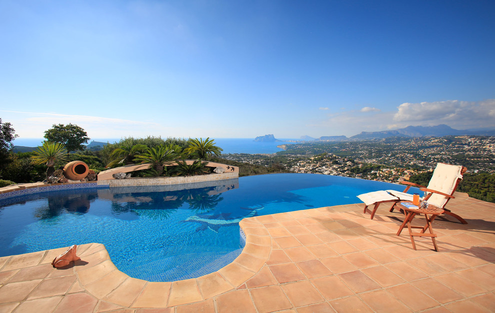 Modelo de casa de la piscina y piscina infinita mediterránea de tamaño medio a medida en patio con suelo de baldosas