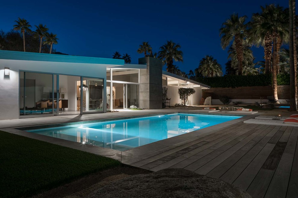 Стильный дизайн: прямоугольный бассейн среднего размера на заднем дворе в стиле ретро с джакузи и покрытием из бетонных плит - последний тренд