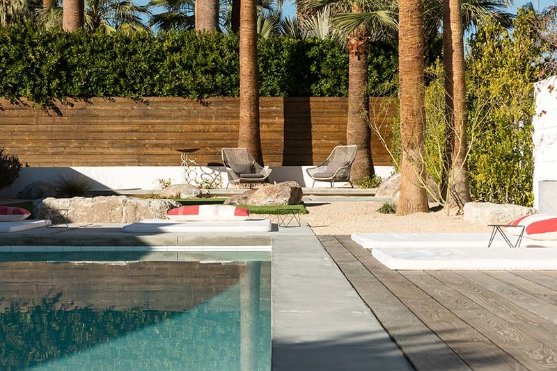 Idee per una piscina minimalista rettangolare di medie dimensioni e dietro casa con una vasca idromassaggio e lastre di cemento