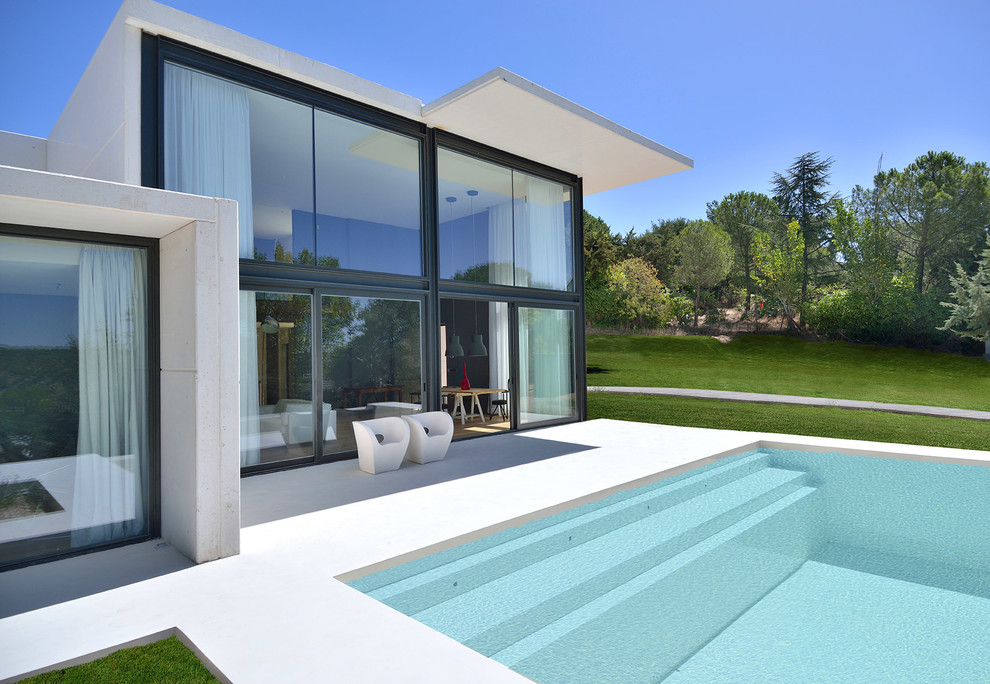 Design ideas for a contemporary swimming pool in Madrid.