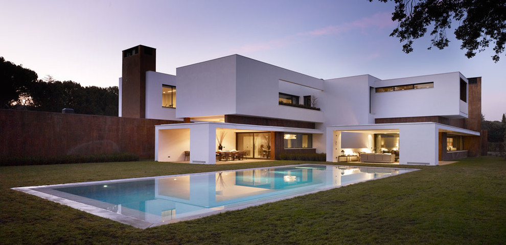 Ejemplo de casa de la piscina y piscina alargada contemporánea grande rectangular en patio trasero