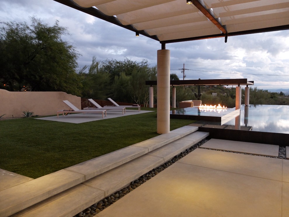 Пример оригинального дизайна: большой прямоугольный бассейн-инфинити на заднем дворе в современном стиле с джакузи и мощением тротуарной плиткой