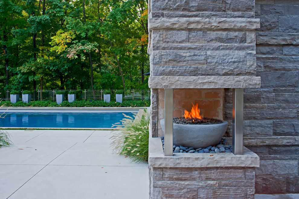 This is an example of a contemporary rectangular swimming pool in Toronto.