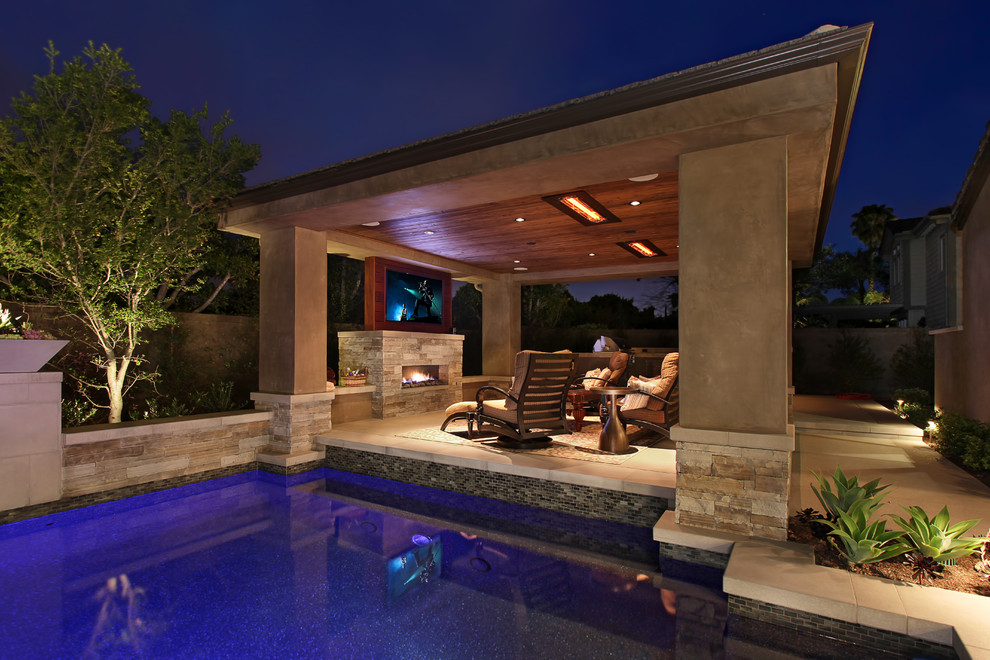 Idées déco pour une grande piscine arrière contemporaine rectangle avec une terrasse en bois.