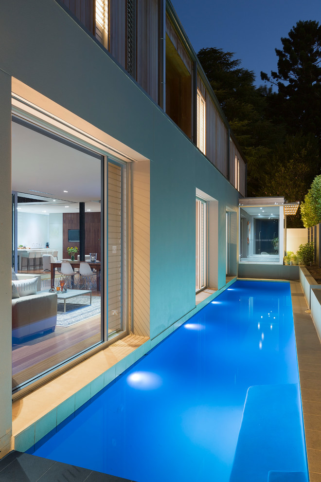 Idee per una grande piscina monocorsia minimalista rettangolare nel cortile laterale