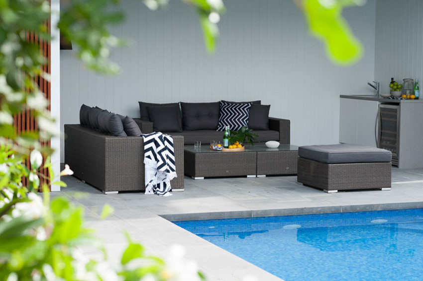 Стильный дизайн: большой прямоугольный бассейн на заднем дворе в морском стиле с домиком у бассейна и покрытием из каменной брусчатки - последний тренд