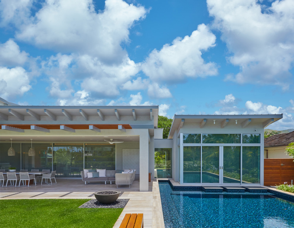 Свежая идея для дизайна: прямоугольный бассейн среднего размера на заднем дворе в морском стиле - отличное фото интерьера