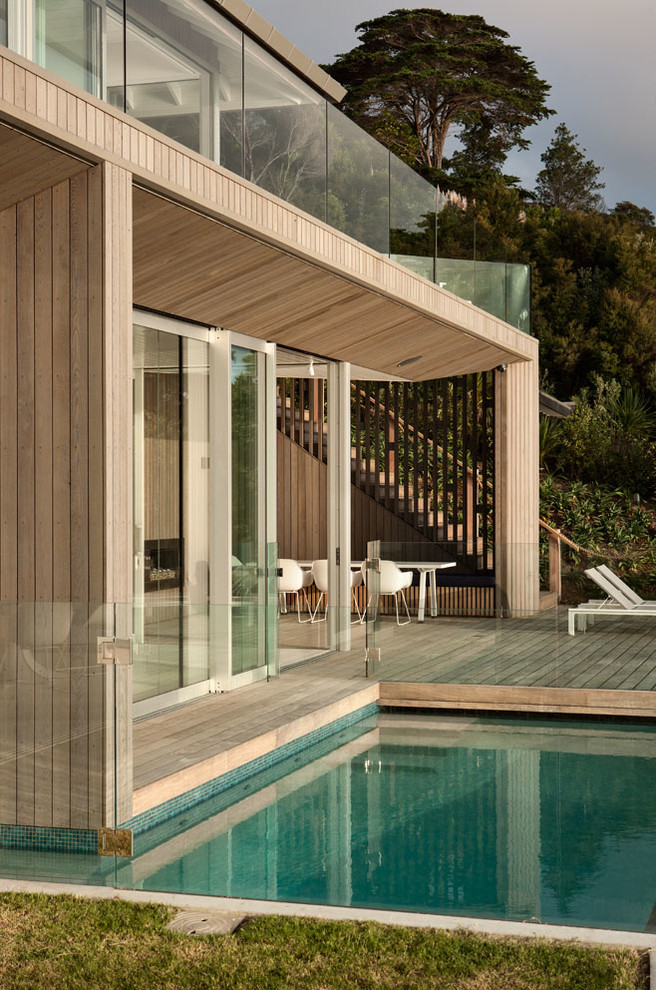 Foto di una piscina stile marino rettangolare dietro casa con pedane