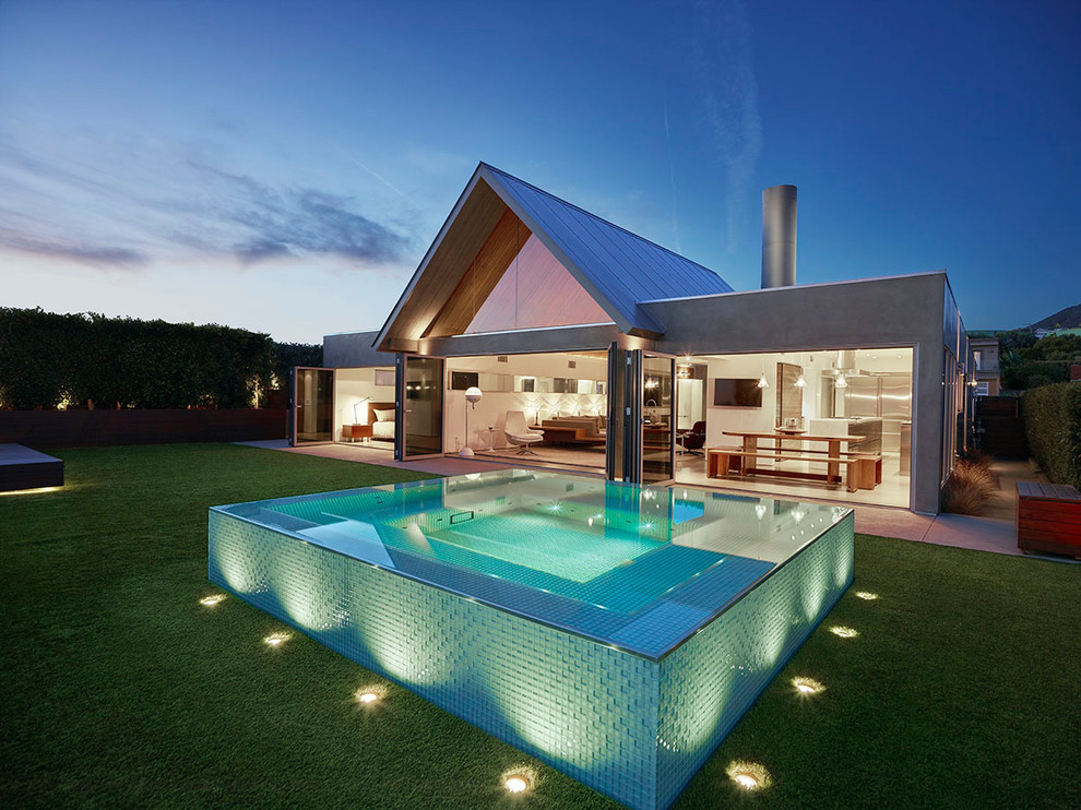 Стильный дизайн: наземный, прямоугольный бассейн среднего размера на заднем дворе в стиле ретро с покрытием из бетонных плит - последний тренд