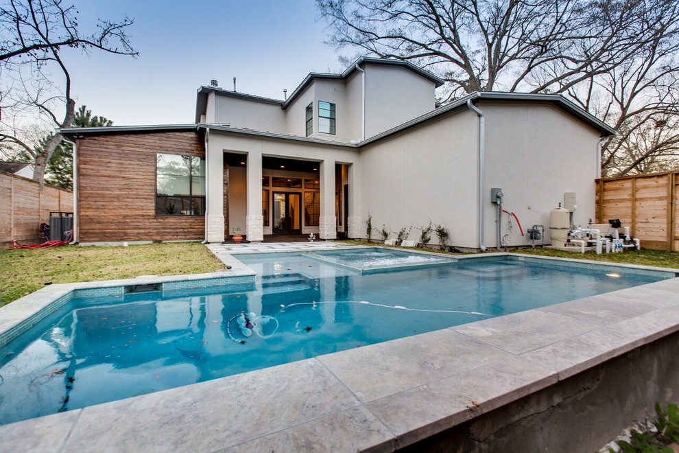Immagine di una piscina monocorsia moderna rettangolare di medie dimensioni e dietro casa con una vasca idromassaggio e piastrelle