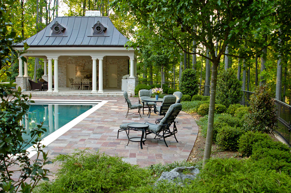 Свежая идея для дизайна: спортивный, прямоугольный бассейн среднего размера на заднем дворе в викторианском стиле с мощением клинкерной брусчаткой - отличное фото интерьера