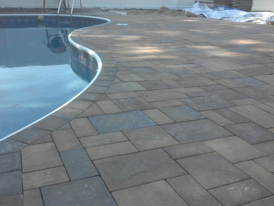 Foto di una grande piscina classica personalizzata con pavimentazioni in pietra naturale