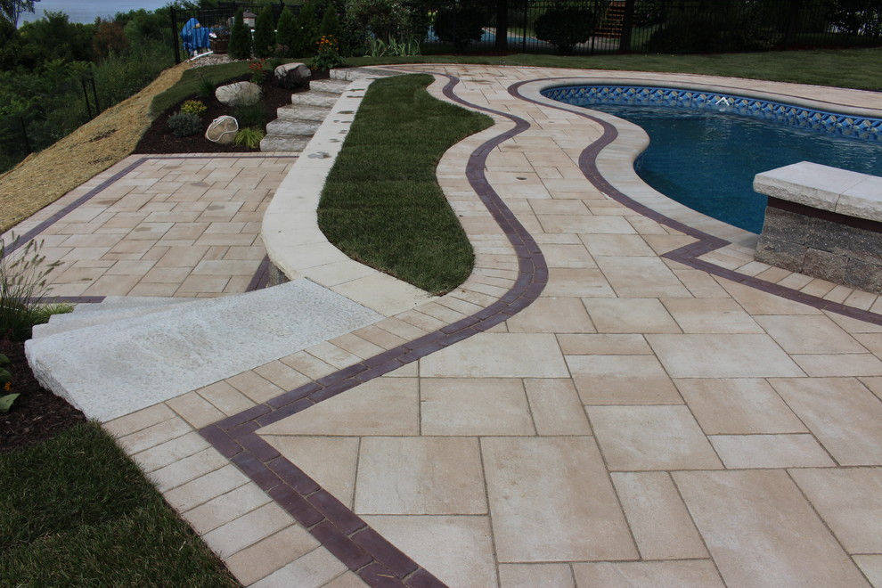 Esempio di una grande piscina monocorsia classica personalizzata dietro casa con fontane e pavimentazioni in cemento