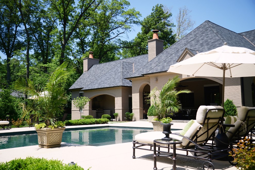 Photo of a traditional back rectangular infinity swimming pool in St Louis with a pool house.