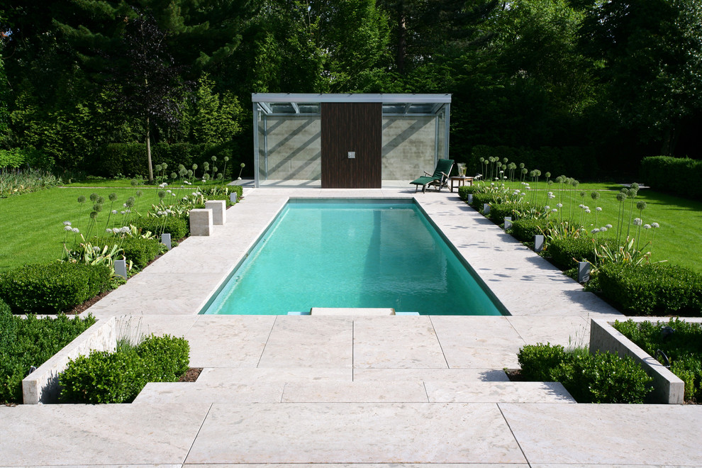Идея дизайна: маленький прямоугольный, спортивный бассейн на заднем дворе в современном стиле с покрытием из каменной брусчатки для на участке и в саду