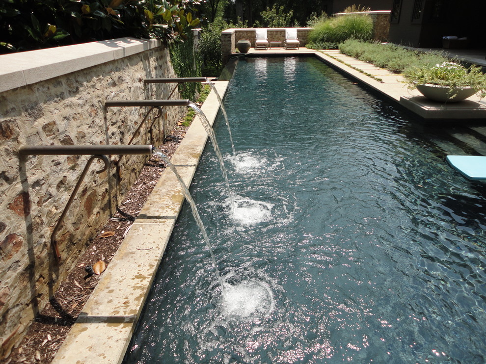 Ispirazione per una piscina monocorsia scandinava rettangolare di medie dimensioni e dietro casa con fontane e pavimentazioni in cemento