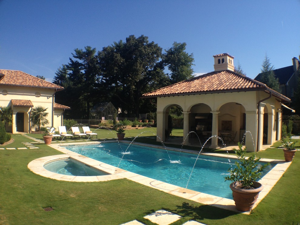 Foto di una piscina monocorsia mediterranea rettangolare di medie dimensioni e dietro casa con fontane e pavimentazioni in cemento