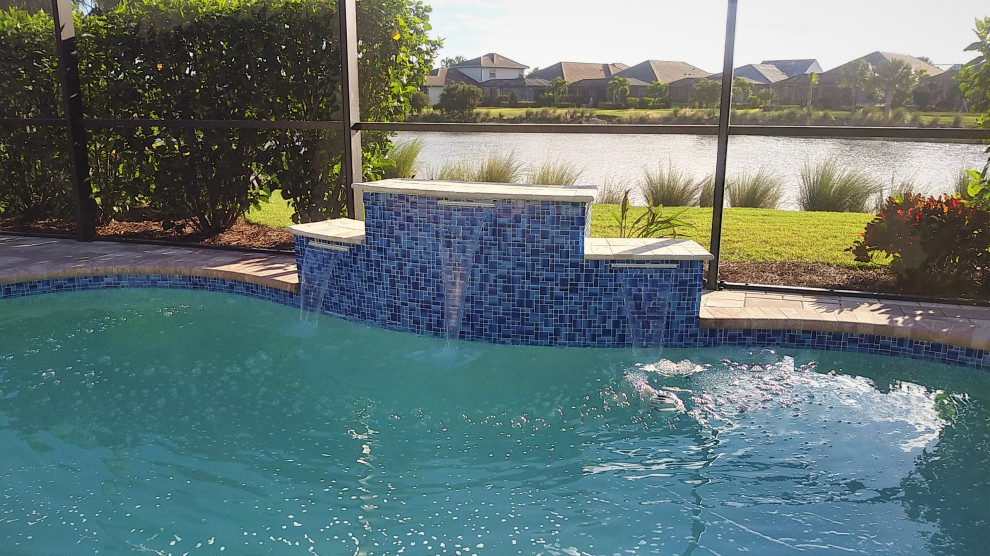 Cette image montre une piscine minimaliste de taille moyenne et sur mesure avec du carrelage.