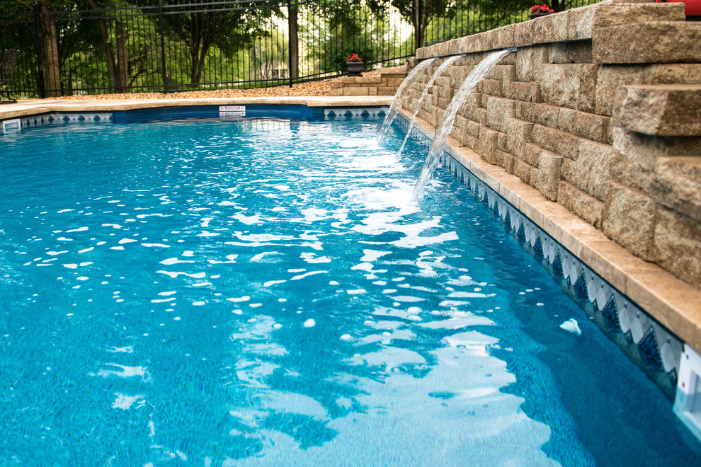 Idee per una piscina classica rettangolare di medie dimensioni e dietro casa con fontane e pavimentazioni in pietra naturale