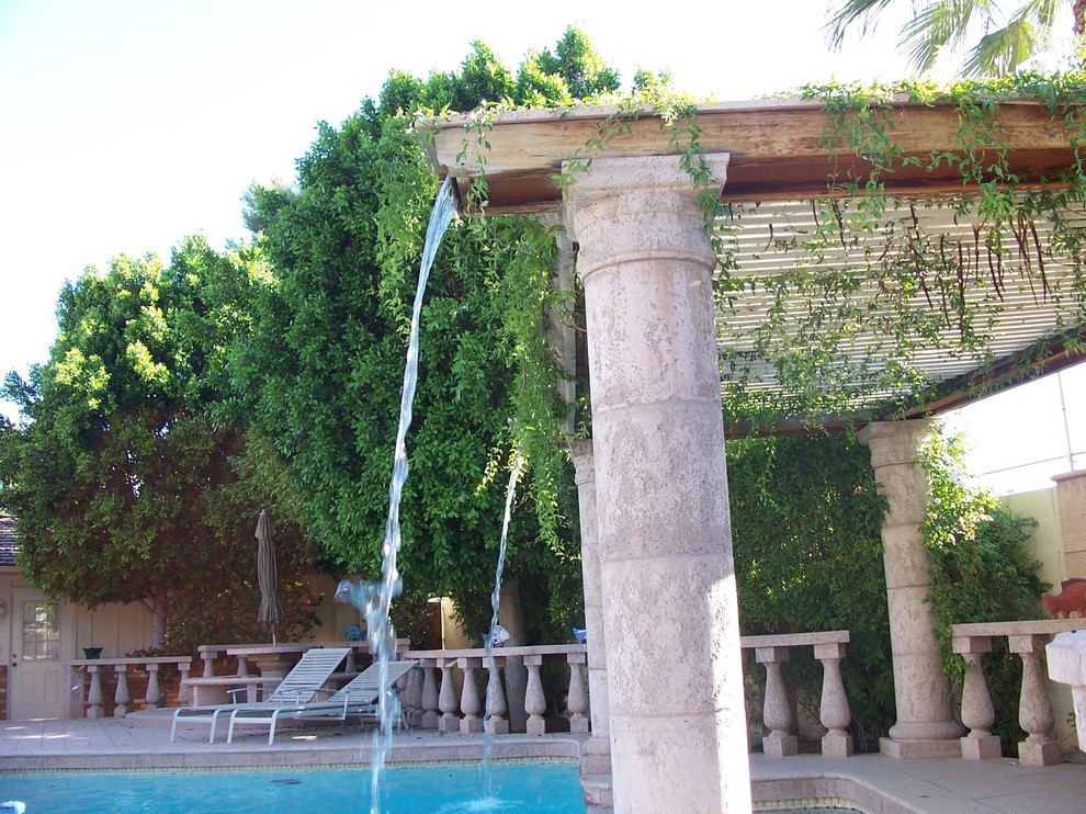 Immagine di una piscina mediterranea dietro casa con una vasca idromassaggio e pavimentazioni in cemento