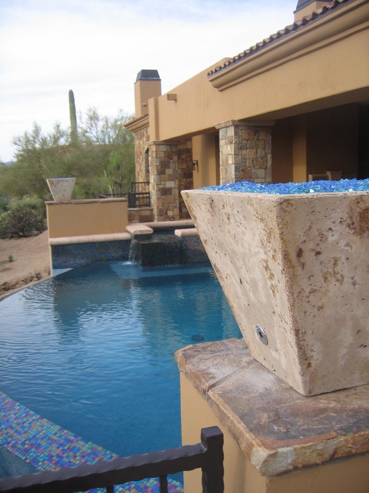 Mediterraner Whirlpool hinter dem Haus mit Betonboden in Phoenix