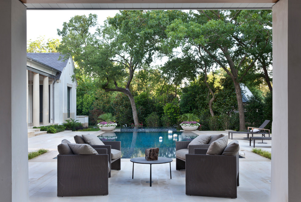 Foto de casa de la piscina y piscina infinita tradicional renovada grande rectangular en patio trasero con adoquines de piedra natural