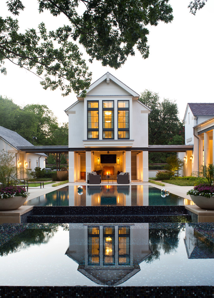 Diseño de casa de la piscina y piscina infinita tradicional renovada grande rectangular en patio trasero con adoquines de piedra natural