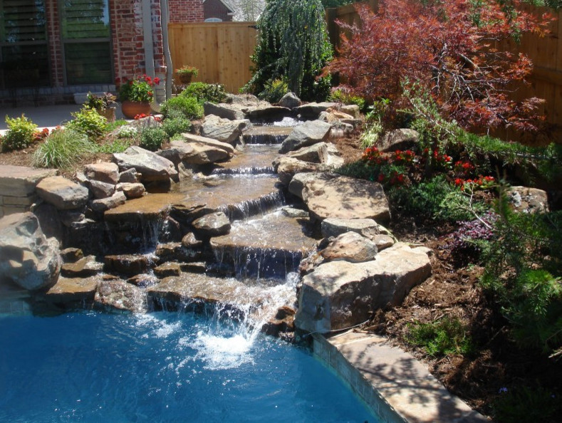Idéer för en klassisk pool på baksidan av huset, med en fontän och naturstensplattor