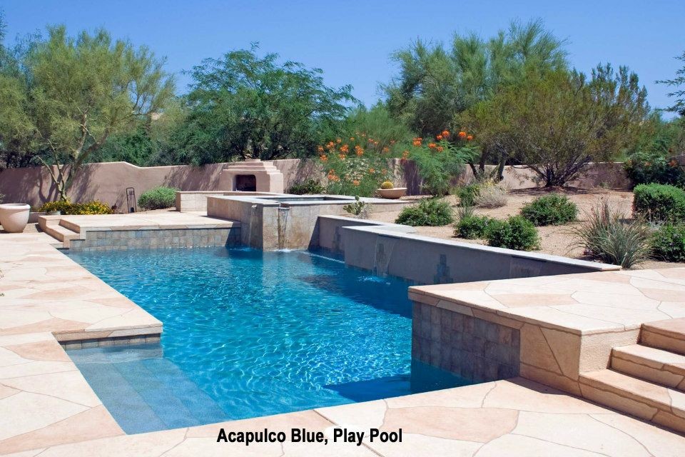 Aménagement d'une grande piscine arrière méditerranéenne rectangle avec un point d'eau et du béton estampé.
