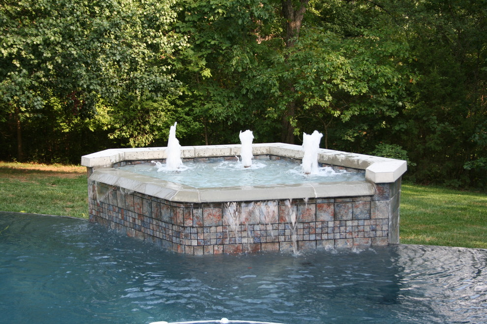 Modelo de piscina con fuente minimalista de tamaño medio a medida en patio trasero