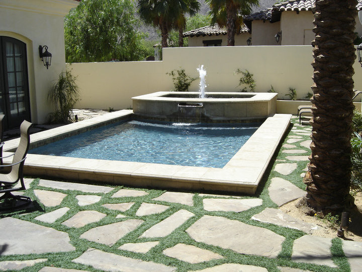 Mittelgroßer Mediterraner Pool hinter dem Haus in rechteckiger Form mit Natursteinplatten in Orange County