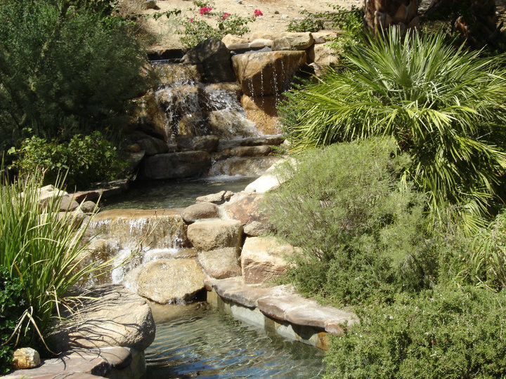 Mittelgroßer Mediterraner Pool hinter dem Haus in individueller Form mit Natursteinplatten in Orange County