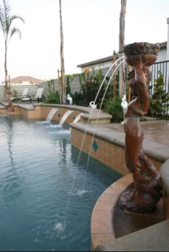 Oberirdischer Klassischer Pool hinter dem Haus in individueller Form mit Wasserspiel und Stempelbeton in Los Angeles