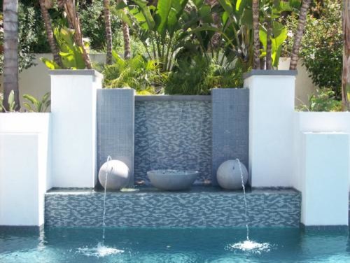 Idées déco pour une piscine hors-sol et arrière moderne rectangle avec un point d'eau et du carrelage.