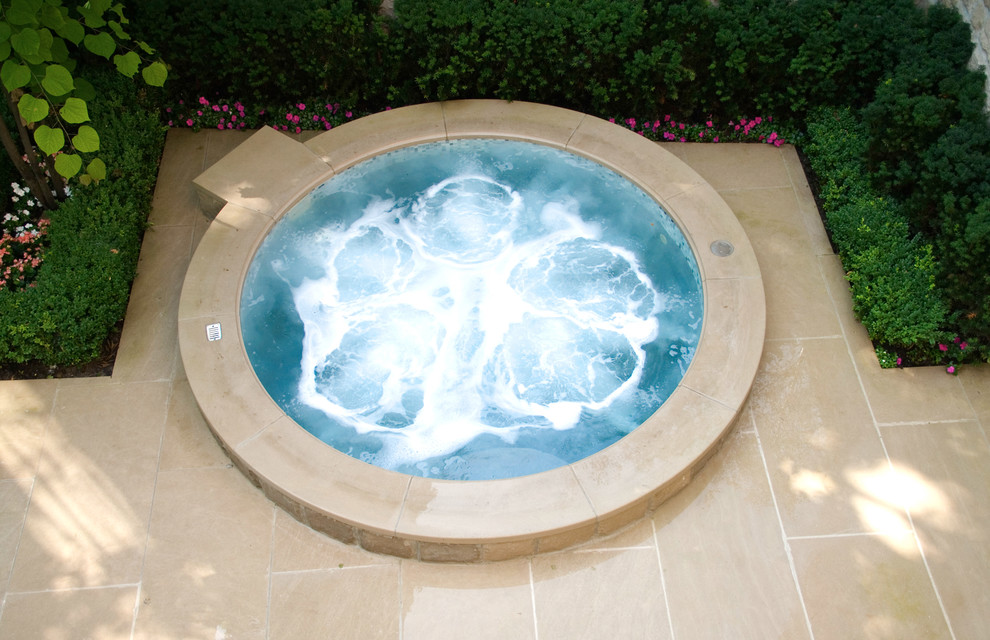 Пример оригинального дизайна: маленький круглый бассейн на заднем дворе в стиле модернизм с джакузи и покрытием из каменной брусчатки для на участке и в саду