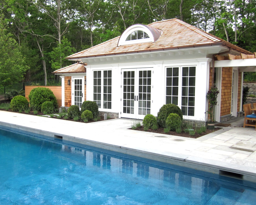 Cette image montre un grand Abris de piscine et pool houses arrière traditionnel rectangle avec du béton estampé.