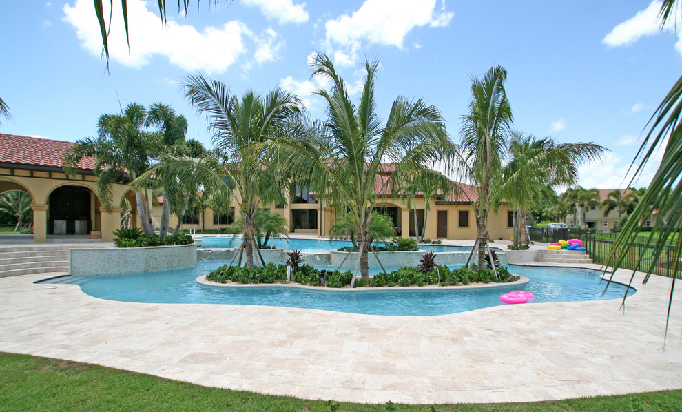 Diseño de piscinas y jacuzzis alargados exóticos extra grandes a medida en patio trasero con adoquines de piedra natural