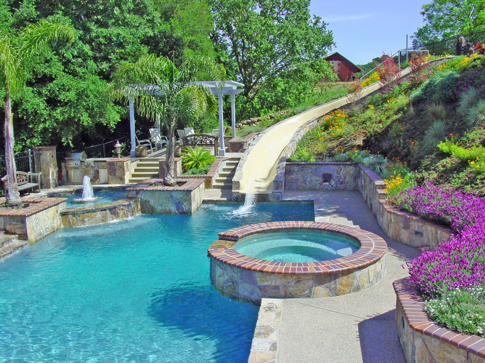 Пример оригинального дизайна: спортивный, прямоугольный бассейн среднего размера на заднем дворе в средиземноморском стиле с водной горкой и покрытием из декоративного бетона