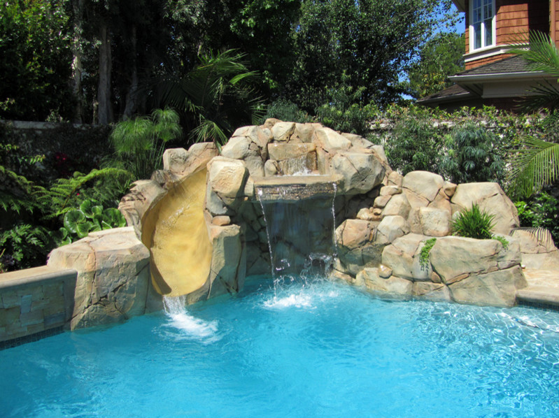 Kleiner Rustikaler Schwimmteich hinter dem Haus mit Wasserspiel in Orange County